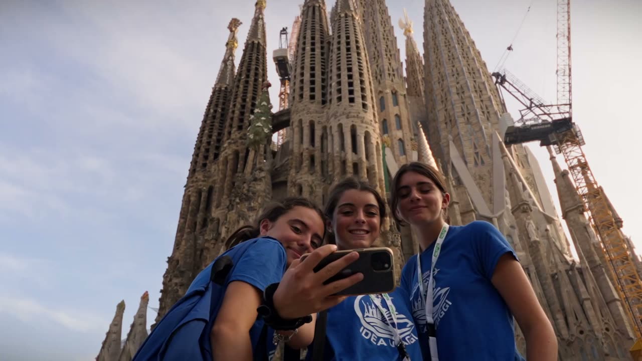 Ragazze del gruppo Idea Viaggi in selfie davanti alla Sagrada Família
