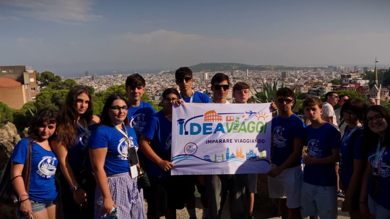 Il gruppo Idea Viaggi con lo striscione a Barcellona